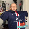 Lucas avec son maillot envoyé par le PSG